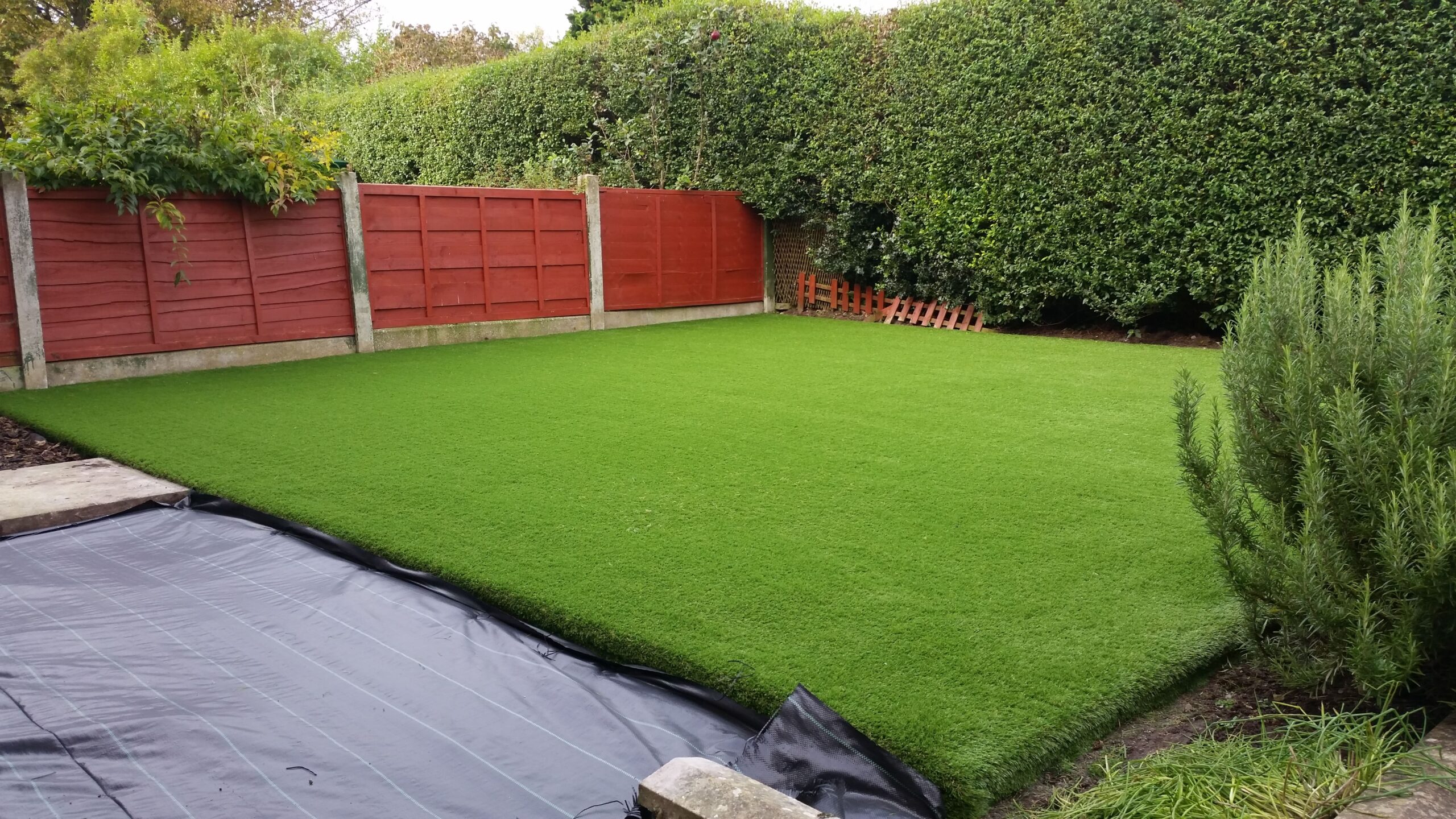 laying artificial grass in garden